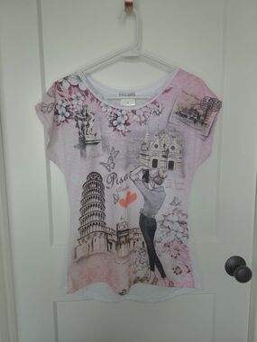 NWT. Italy Moda Pink Graphic Scene Short Sleeve Top. Size S. #SW
